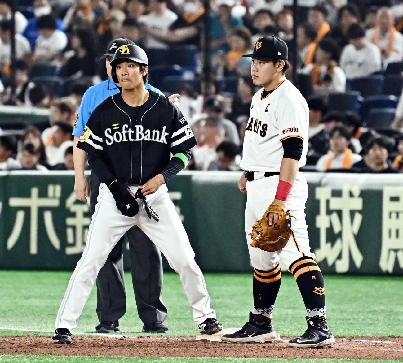 巨人対ソフトバンク　7回表ソフトバンク1死、左前打を放った柳町（左）。一塁手岡本和（撮影・滝沢徹郎）