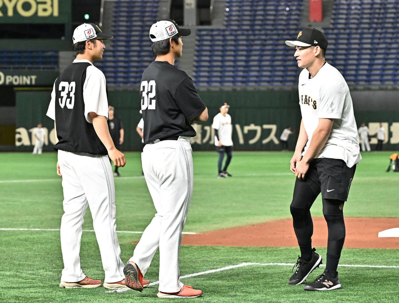 巨人対ソフトバンク　試合前練習で談笑するソフトバンク広瀬（左）、柳町（中央）、巨人萩尾（撮影・滝沢徹郎）