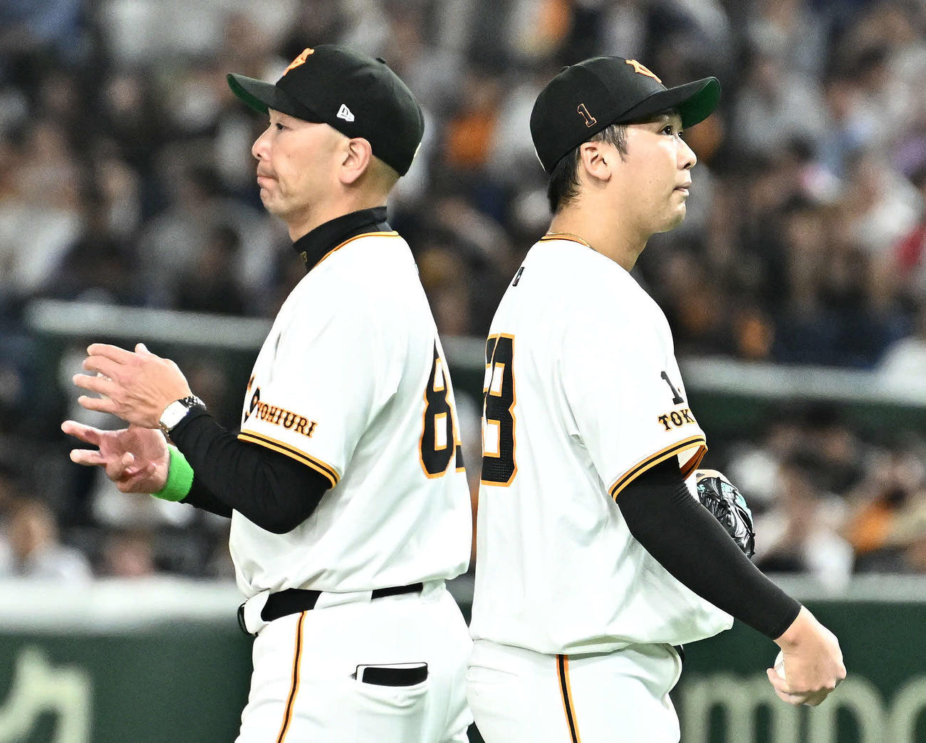 巨人対ソフトバンク　7回表、巨人阿部監督は投手の交代を告げ、マウンドへ向かう。右は交代し引き揚げる船迫（撮影・滝沢徹郎）