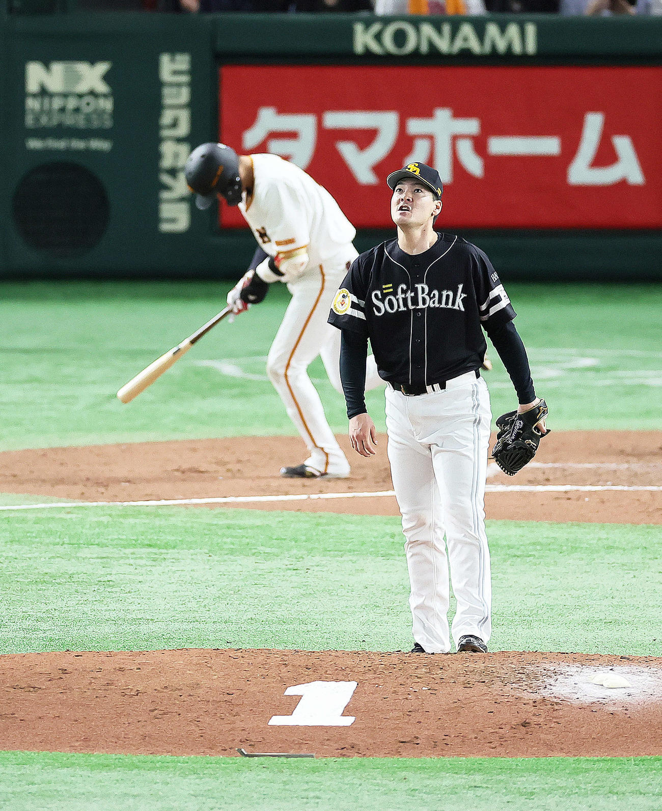 巨人対ソフトバンク　6回裏巨人2死満塁、坂本（後方）を右飛に仕留めた有原（撮影・足立雅史）