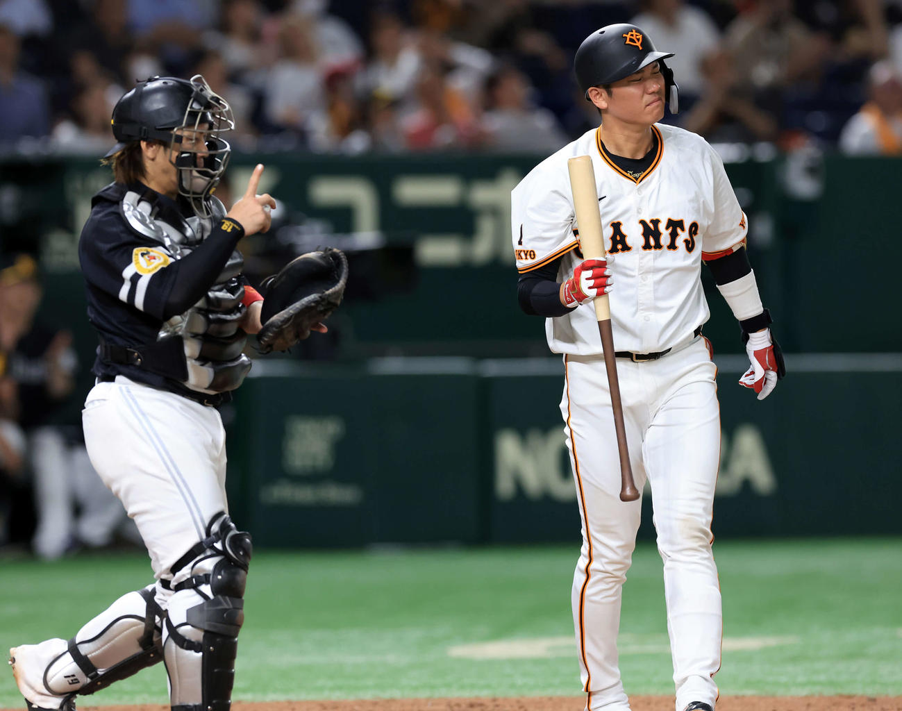 巨人対ソフトバンク　9回裏巨人無死一塁、坂本は空振り三振に倒れ顔をしかめる。捕手甲斐（撮影・浅見桂子）