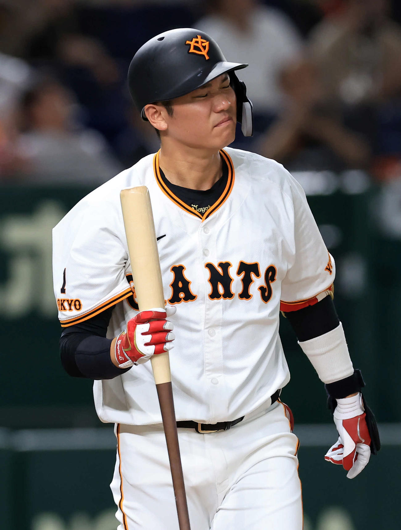 巨人対ソフトバンク　9回裏巨人無死一塁、坂本は空振り三振に倒れ顔をしかめる（撮影・浅見桂子）