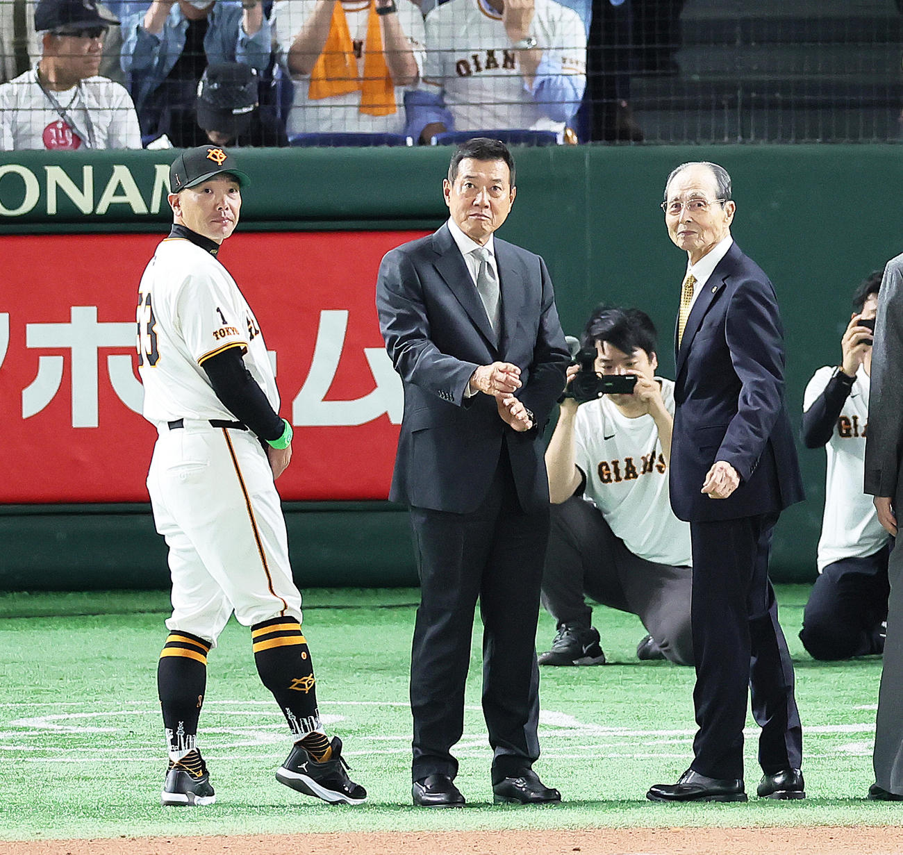 巨人対ソフトバンク　5回を終え、グラウンドに登場したソフトバンク王球団会長（右）は巨人阿部監督（左）、原氏とスタンドのファンを見つめる（撮影・足立雅史）