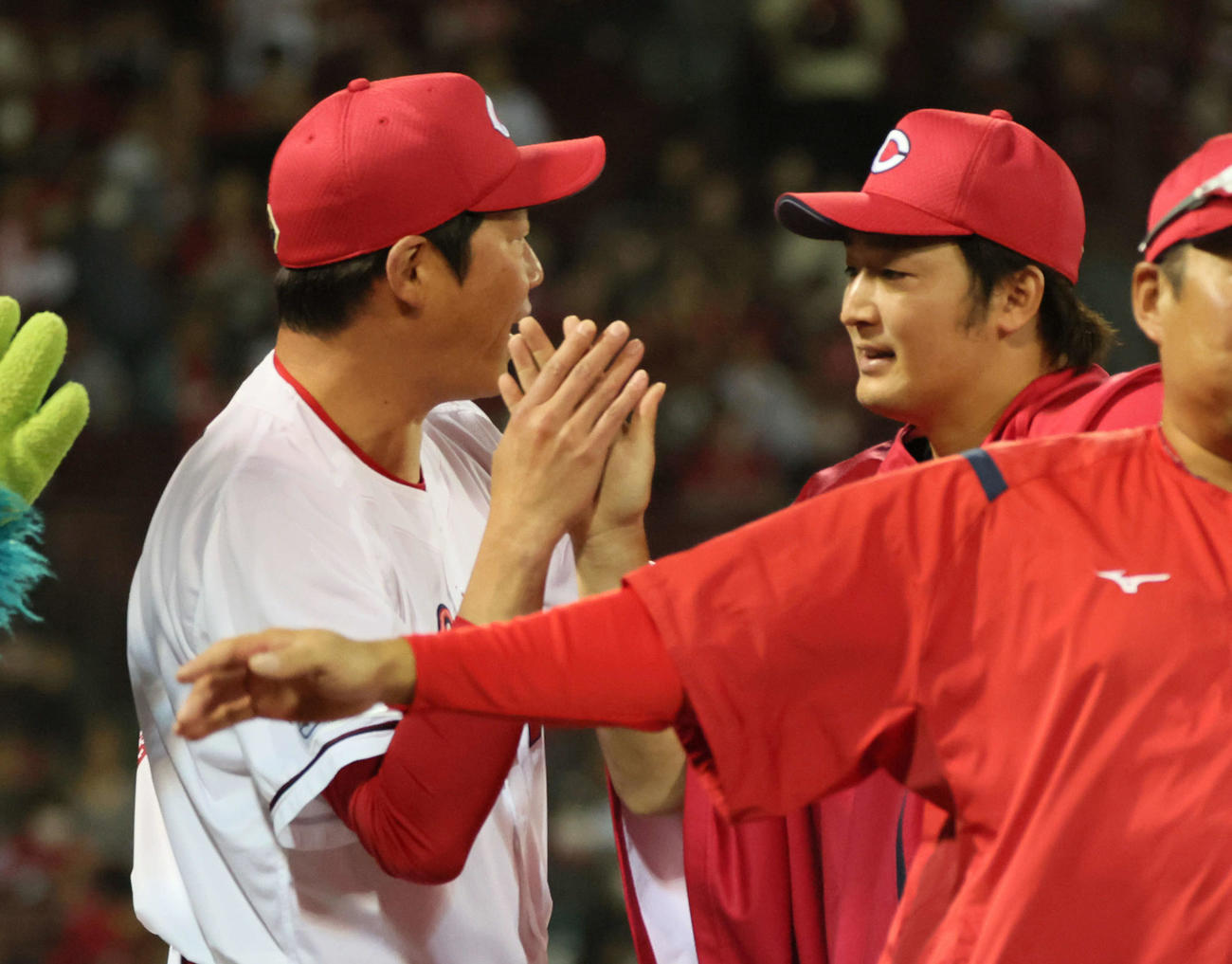 広島対オリックス　床田を迎える新井監督（左）（撮影・加藤孝規）