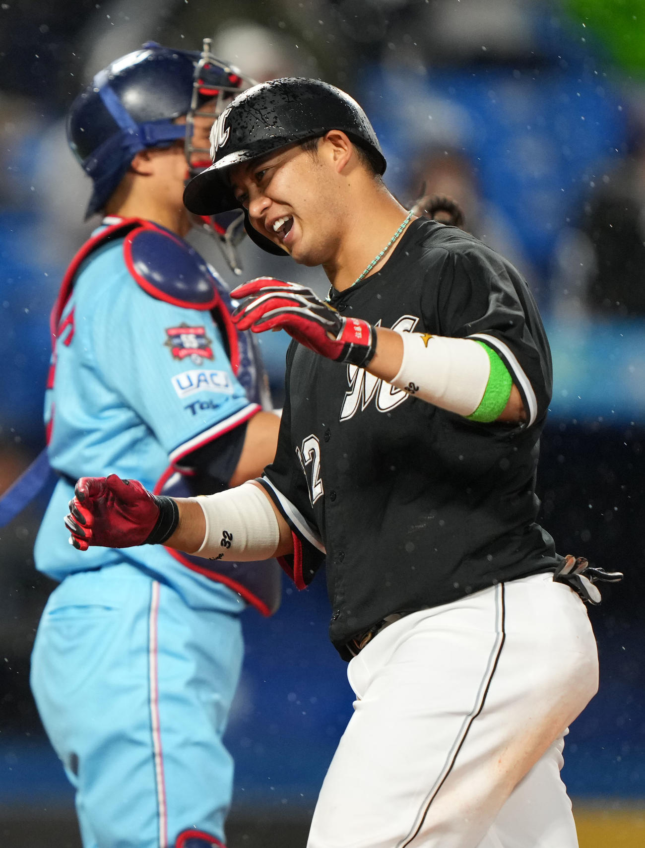 ヤクルト対ロッテ　3回表ロッテ2死、左越え本塁打を放ち笑顔を見せる佐藤都（撮影・横山健太）
