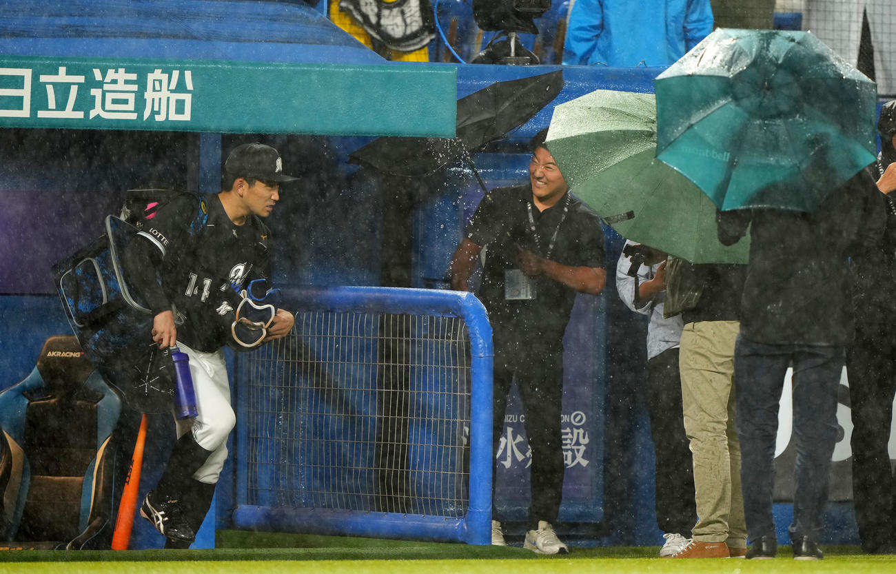 ヤクルト対ロッテ　試合を終え引き揚げるロッテ小島（左）（撮影・横山健太）