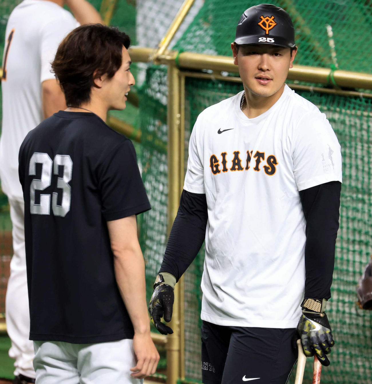 巨人対ソフトバンク　試合前、巨人岡本和（右）はソフトバンク周東と談笑する（撮影・浅見桂子）