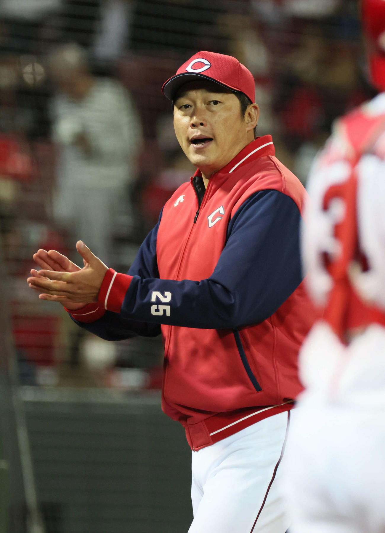 広島対オリックス　8回裏終了時、交代を告げる新井監督（撮影・加藤孝規）