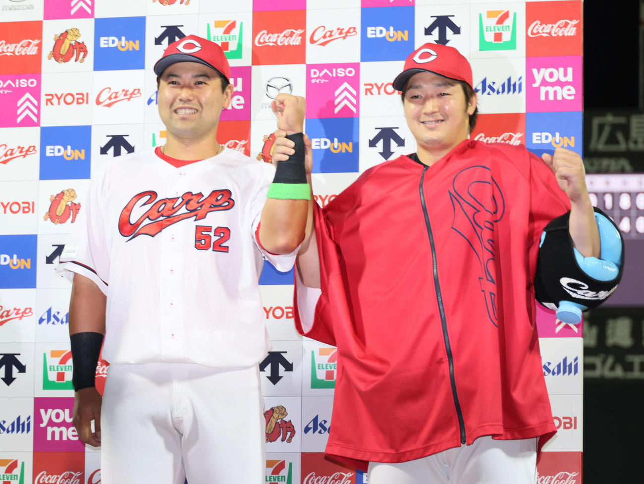 広島対オリックス　お立ち台でポーズを決める末包（左）と床田（撮影・加藤孝規）