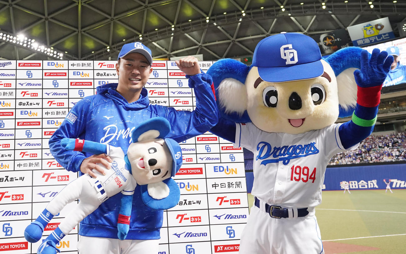 中日対西武　ヒーローインタビューを終えドアラとポーズを決める高橋宏（左）（撮影・森本幸一）