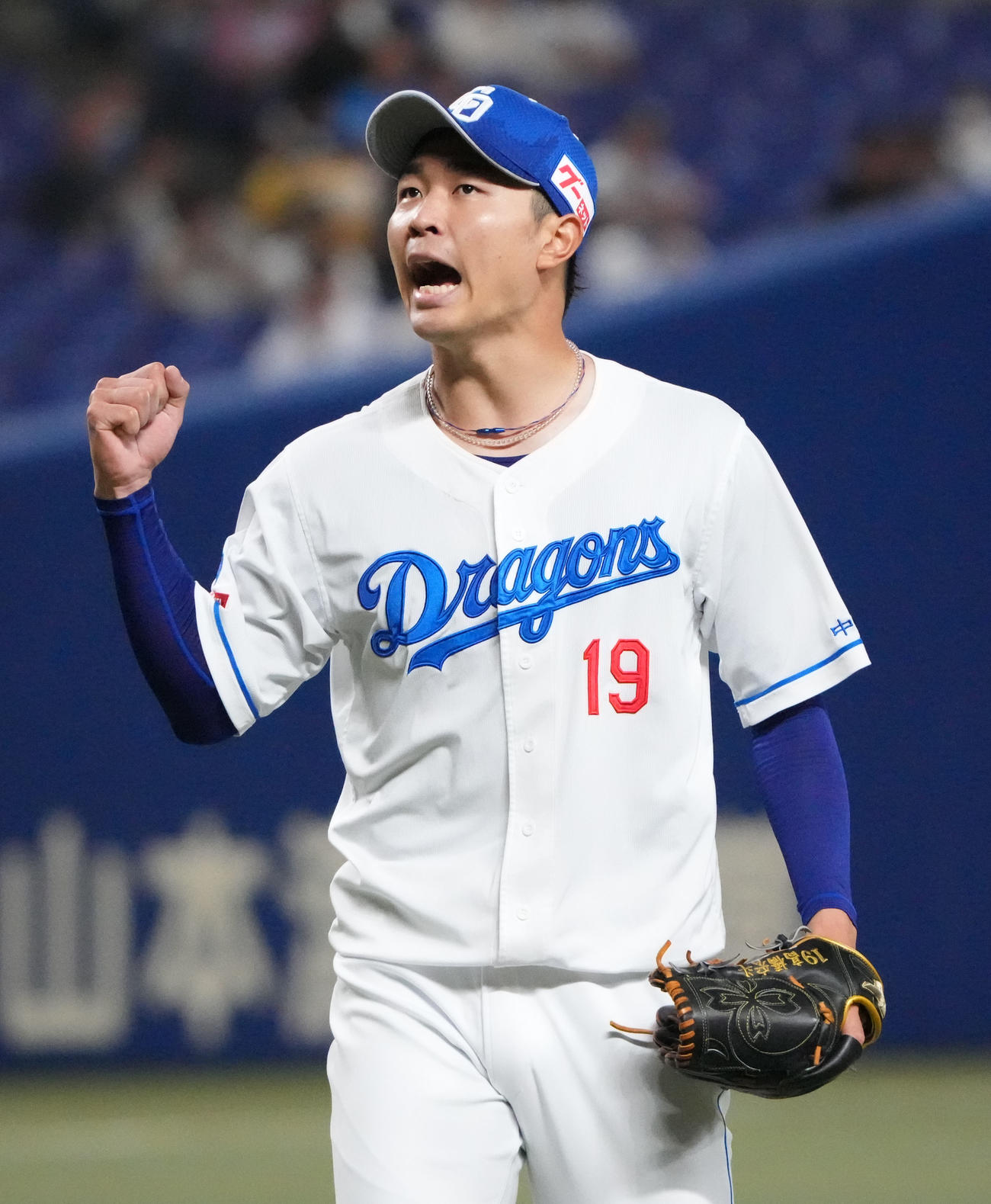 中日対西武　7回表終了、こぶしを握りベンチへ戻る高橋宏（撮影・森本幸一）
