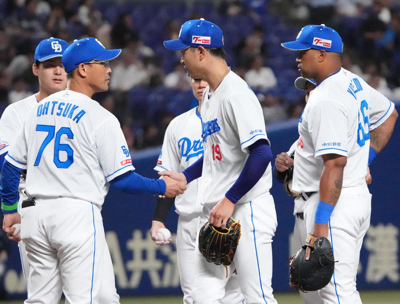 中日対西武　8回表西武1死一塁、マウンドを降りる高橋宏（中央）（撮影・森本幸一）