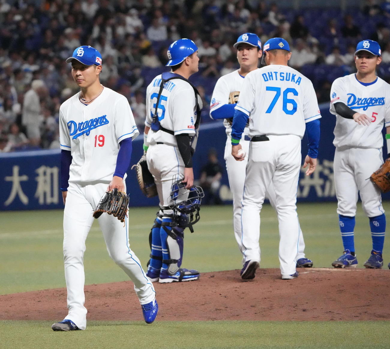 中日対西武　8回表西武1死一塁、マウンドを降りる高橋宏（左）（撮影・森本幸一）