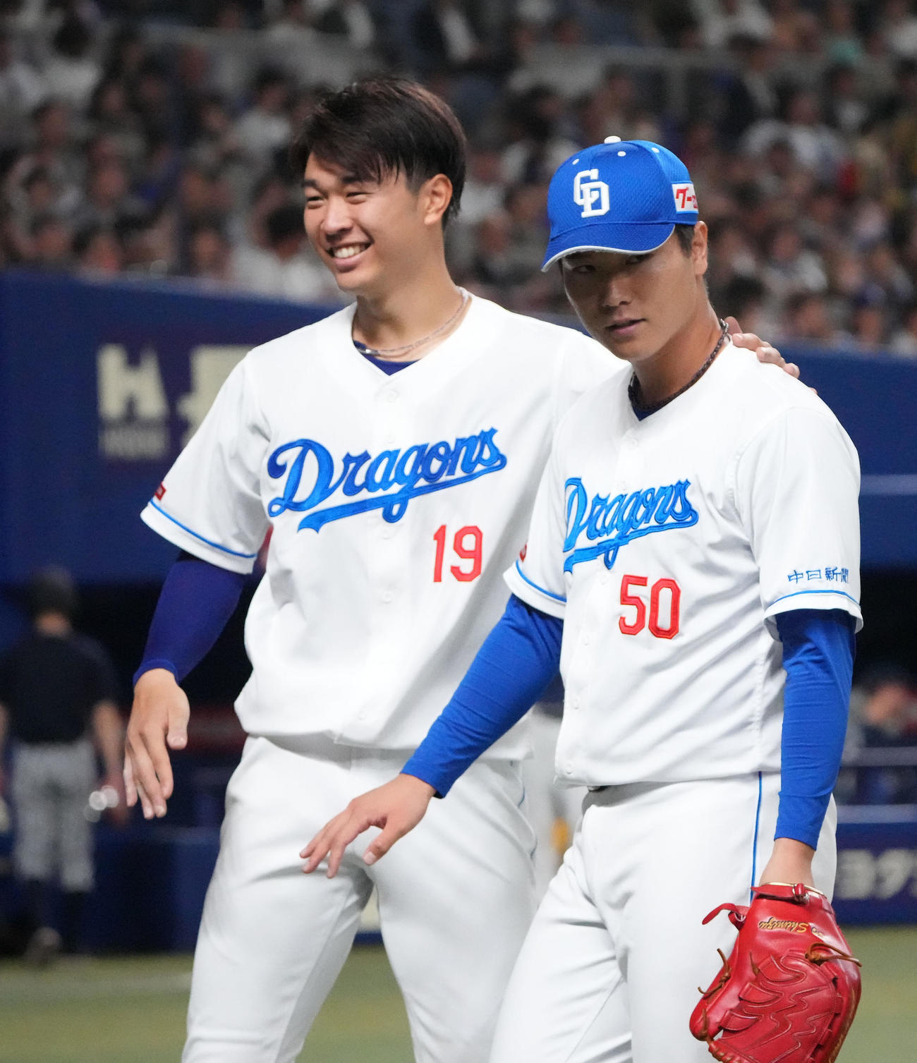 中日対西武　8回表終了、清水を笑顔で迎える高橋宏（左）（撮影・森本幸一）