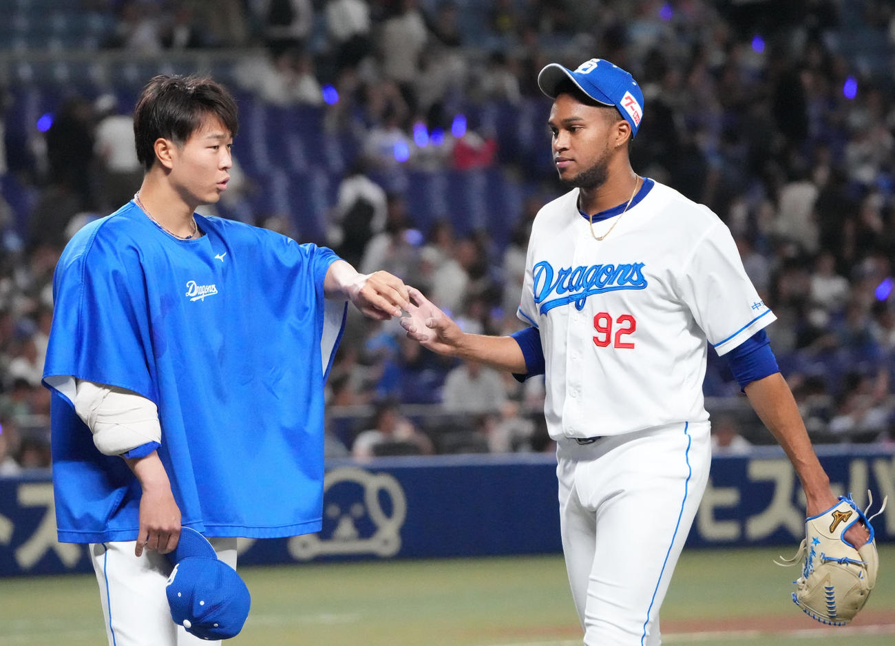 中日対西武　試合終了、マルティネスから勝利球を受け取る高橋宏（左）（撮影・森本幸一）