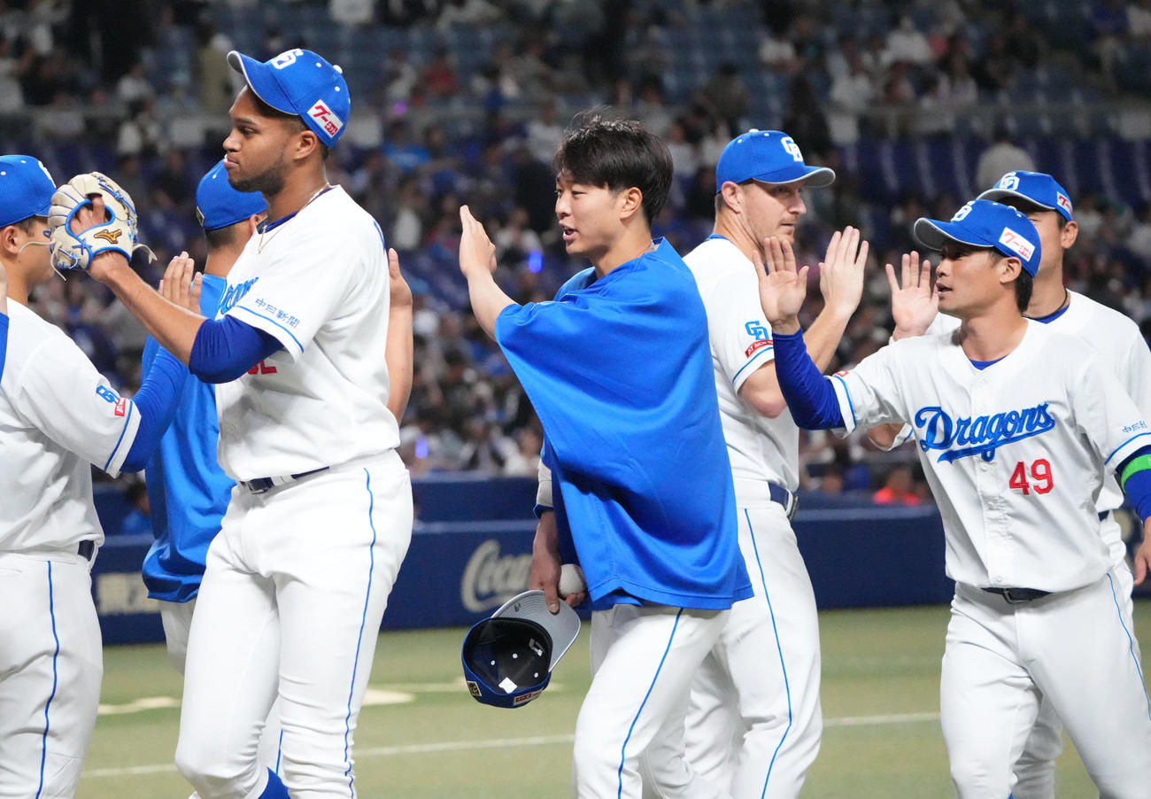 中日対西武　試合終了、西武に勝利しナインとタッチを交わす高橋宏（中央）（撮影・森本幸一）
