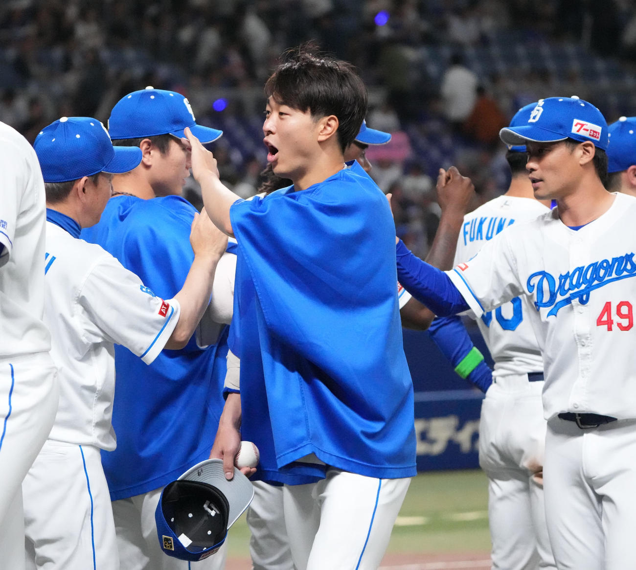 中日対西武　試合終了、西武に勝利しナインとタッチを交わす高橋宏（中央）（撮影・森本幸一）