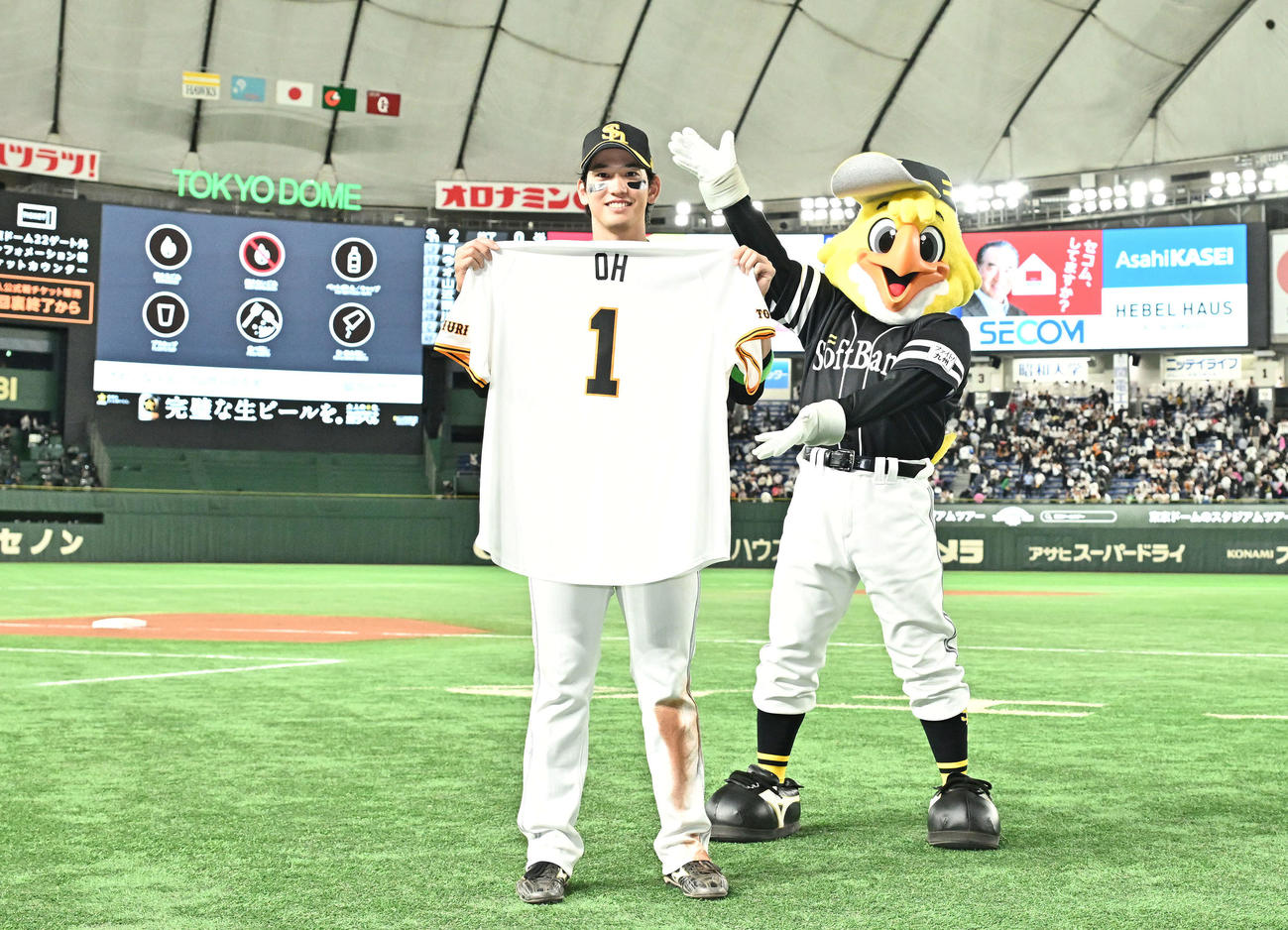 巨人対ソフトバンク　ヒーローインタビューを終えたソフトバンク栗原は王球団会長のユニホームを手に記念撮影する（撮影・滝沢徹郎）