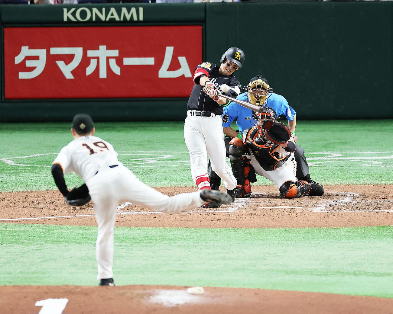 巨人対ソフトバンク　5回表ソフトバンク無死、栗原は右越え本塁打を放つ。投手山崎伊（撮影・足立雅史）