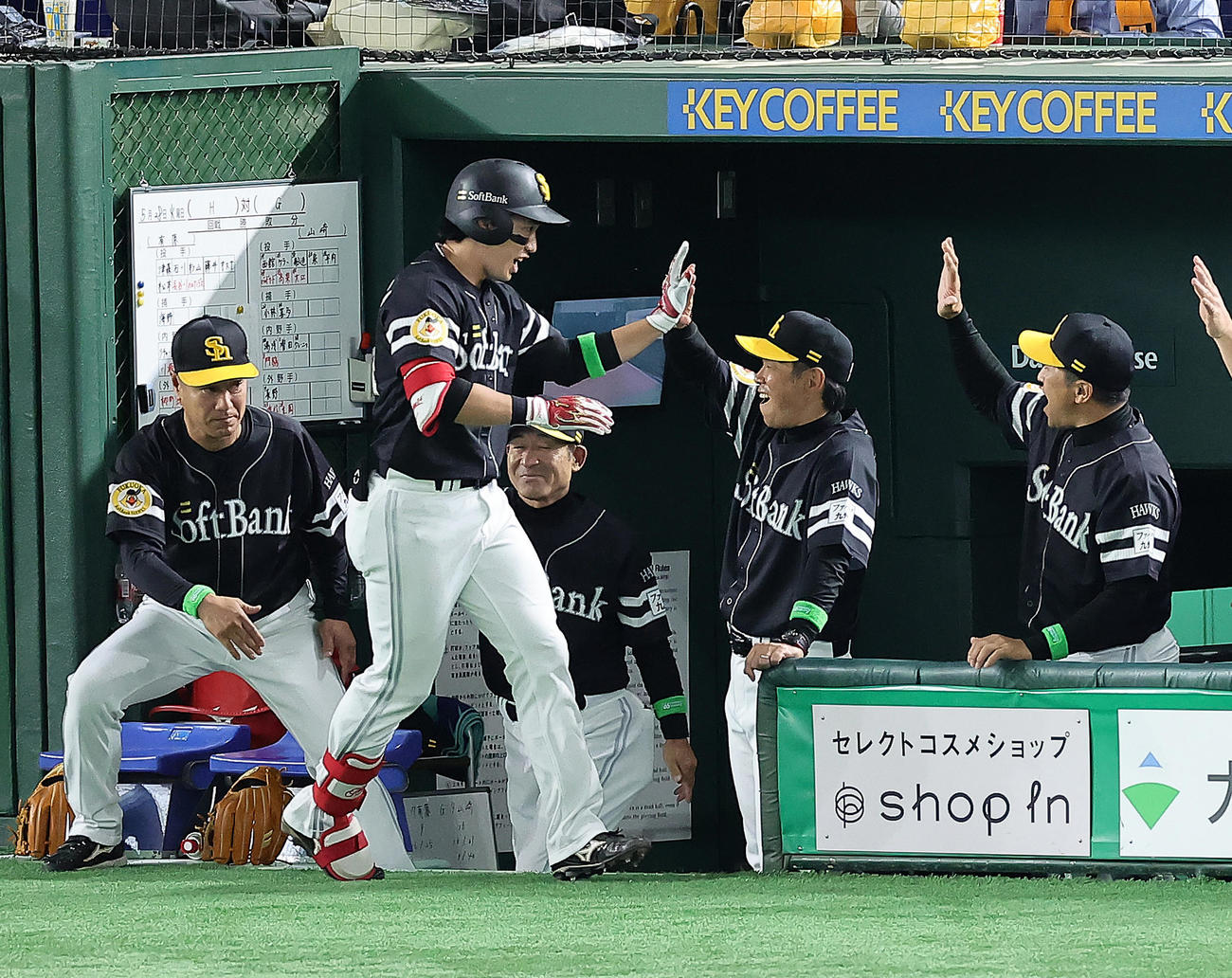 巨人対ソフトバンク　5回表ソフトバンク無死、栗原（中央左）は右越え本塁打を放ち小久保監督（同右）とタッチを交わす（撮影・足立雅史）