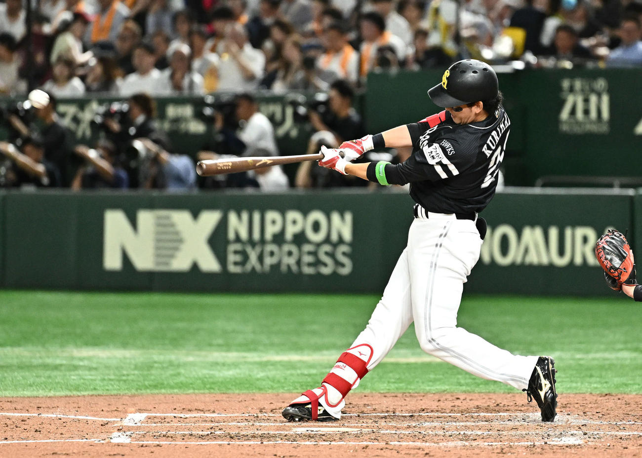巨人対ソフトバンク　5回表ソフトバンク無死、栗原は先制右越えソロ本塁打を放つ（撮影・滝沢徹郎）