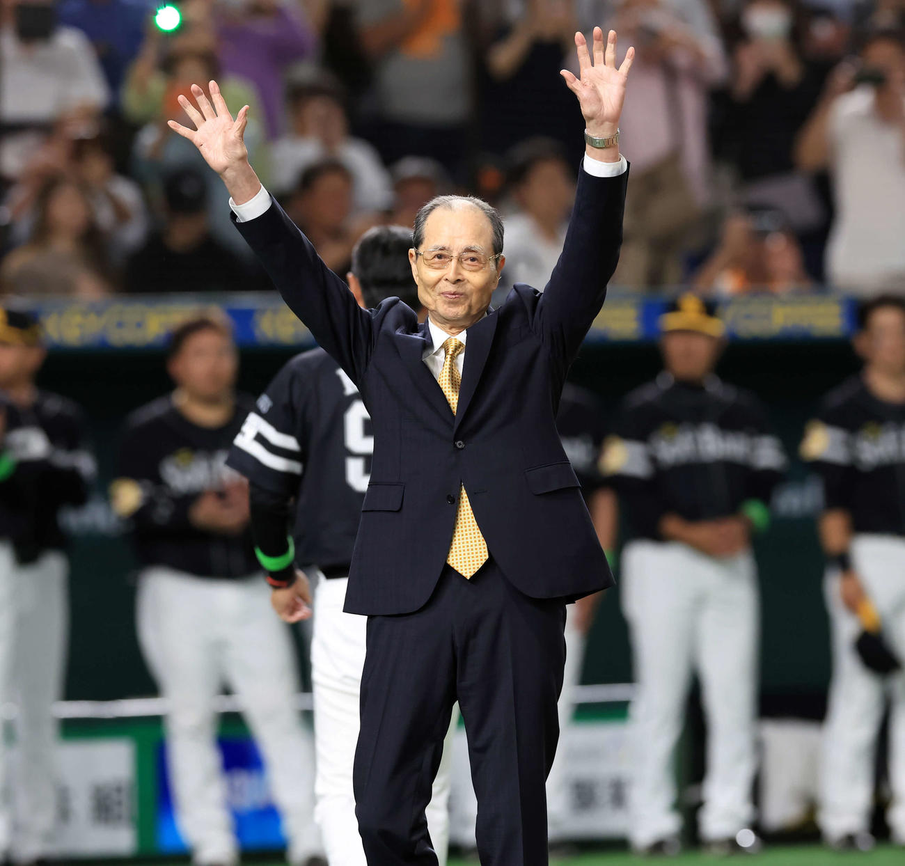 巨人対ソフトバンク　王貞治デーで、グラウンドに登場したソフトバンク王球団会長は笑顔で手を振る（撮影・浅見桂子）