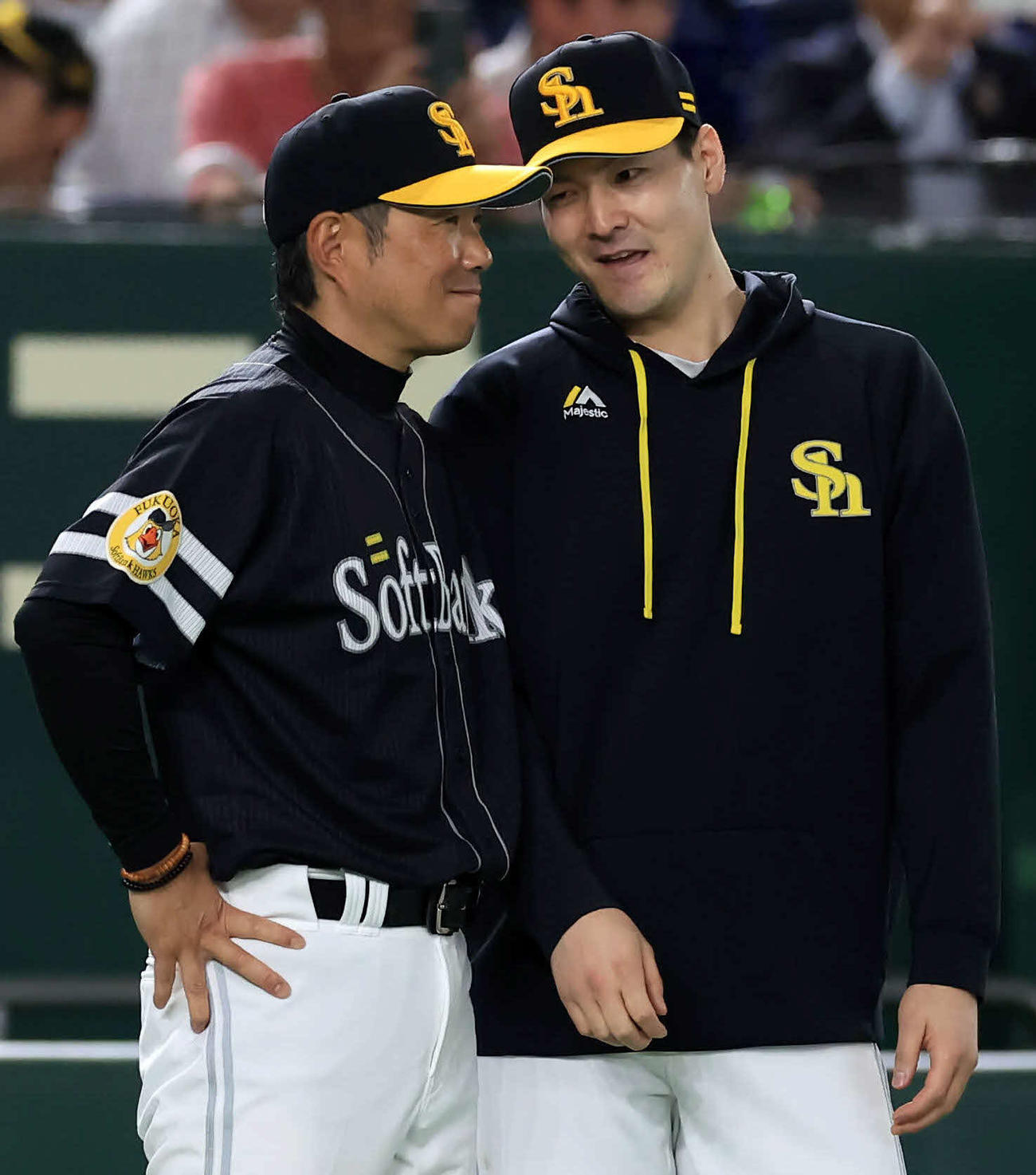巨人対ソフトバンク　勝利投手のソフトバンク有原（右）を笑顔で祝福する小久保監督（撮影・浅見桂子）