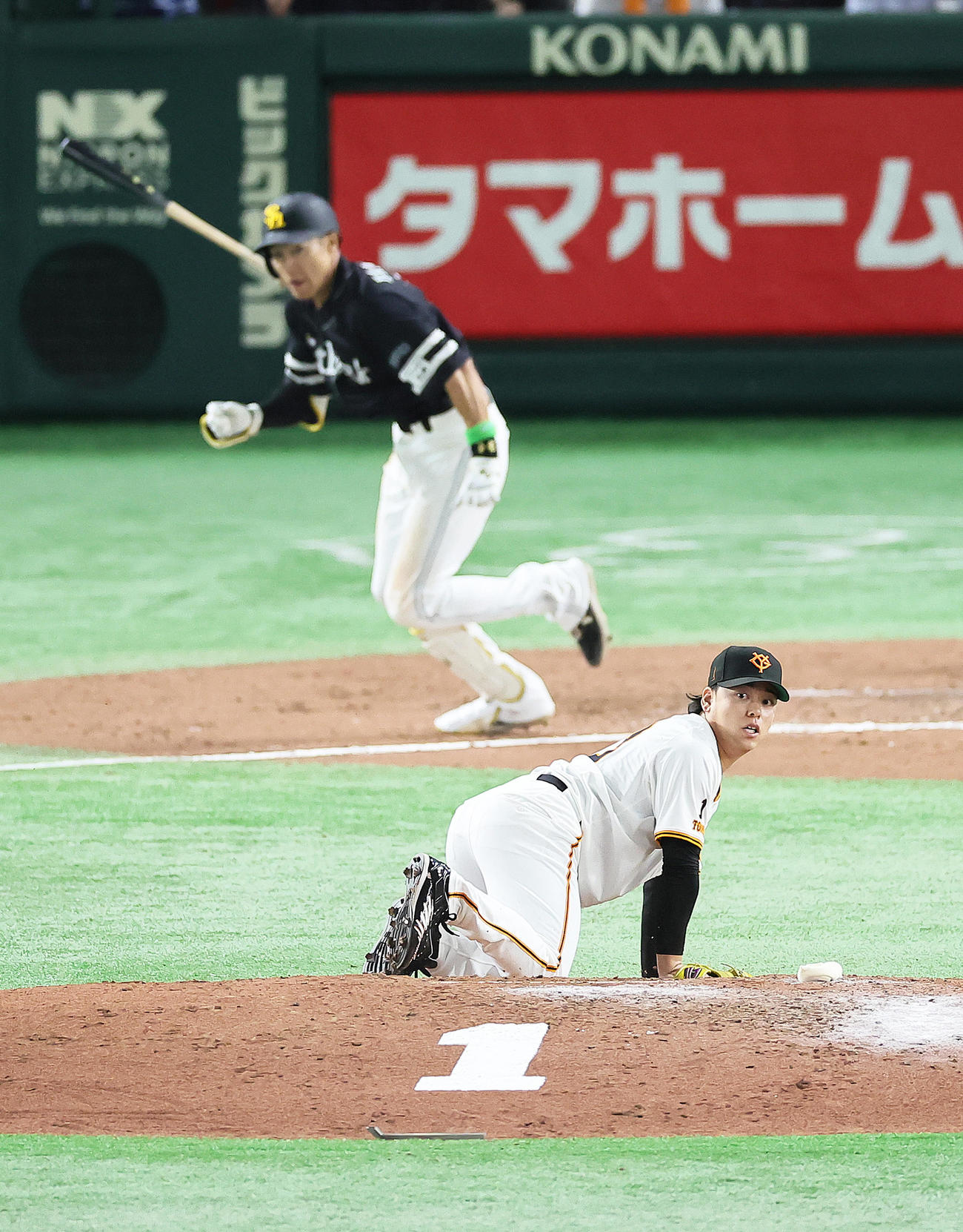 巨人対ソフトバンク　7回表ソフトバンク1死満塁、柳田（後方）を遊ゴロに仕留めるも1点を許す高梨（撮影・足立雅史）