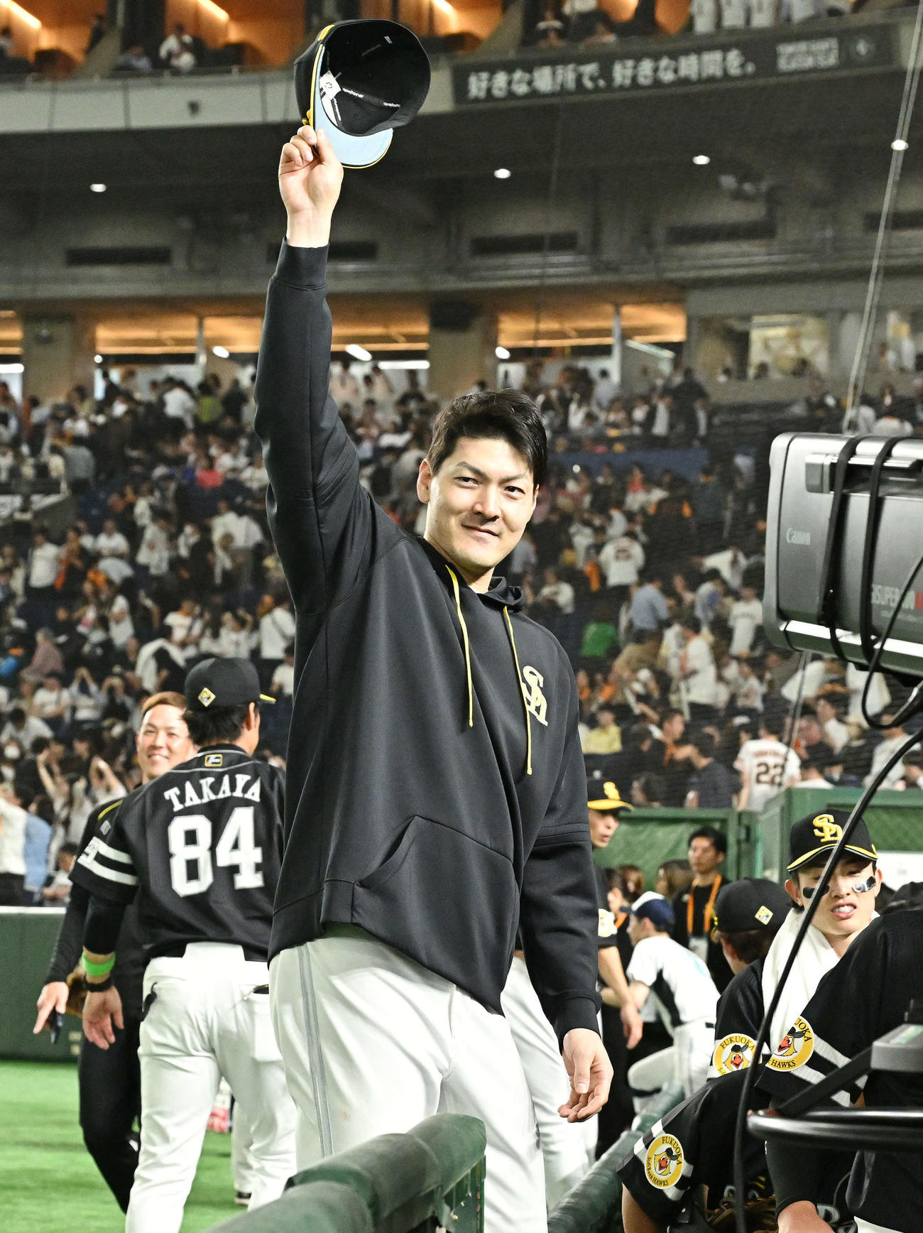 巨人対ソフトバンク　試合後、勝利投手のソフトバンク有原はファンに手を振る（撮影・滝沢徹郎）