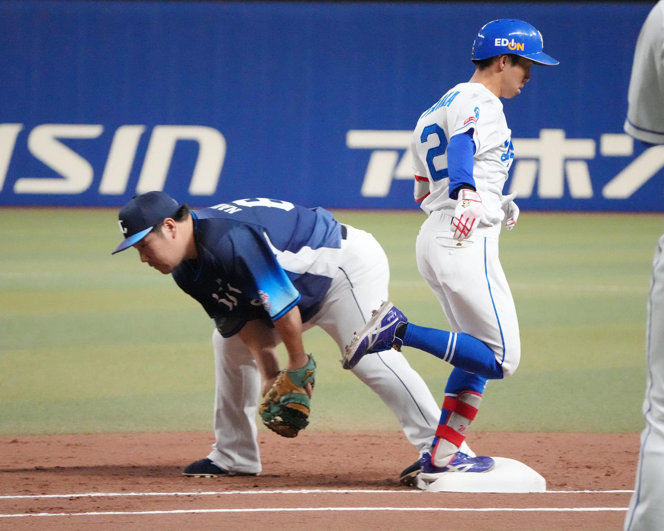 中日対西武　3回裏中日1死三塁、スクイズを決めた田中（右）。一塁手は中村剛（撮影・森本幸一）