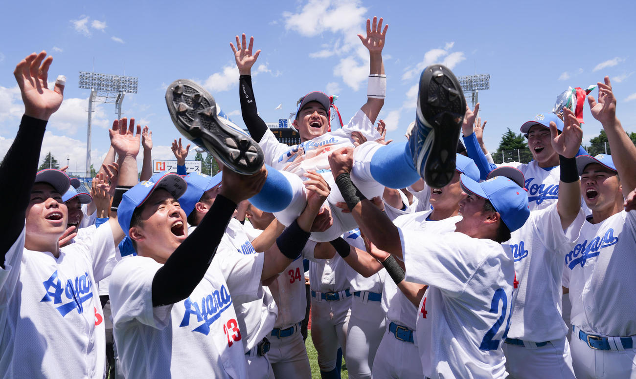 優勝し、ナインから胴上げされる青学大・西川（撮影・鈴木みどり）