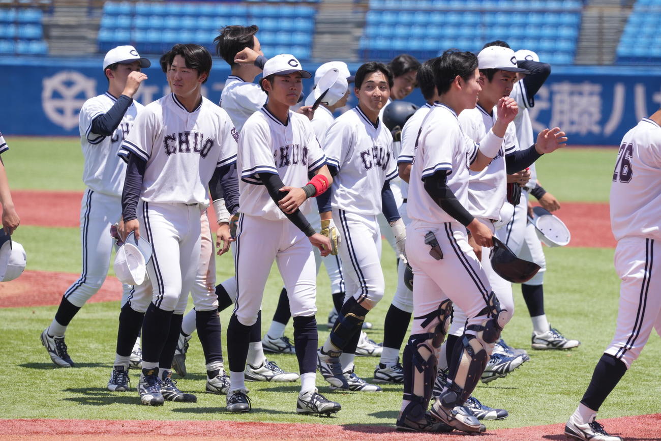 青学大対中大　青学大に敗れ優勝を逃し、浮かない表情の中大ナイン（撮影・鈴木みどり）