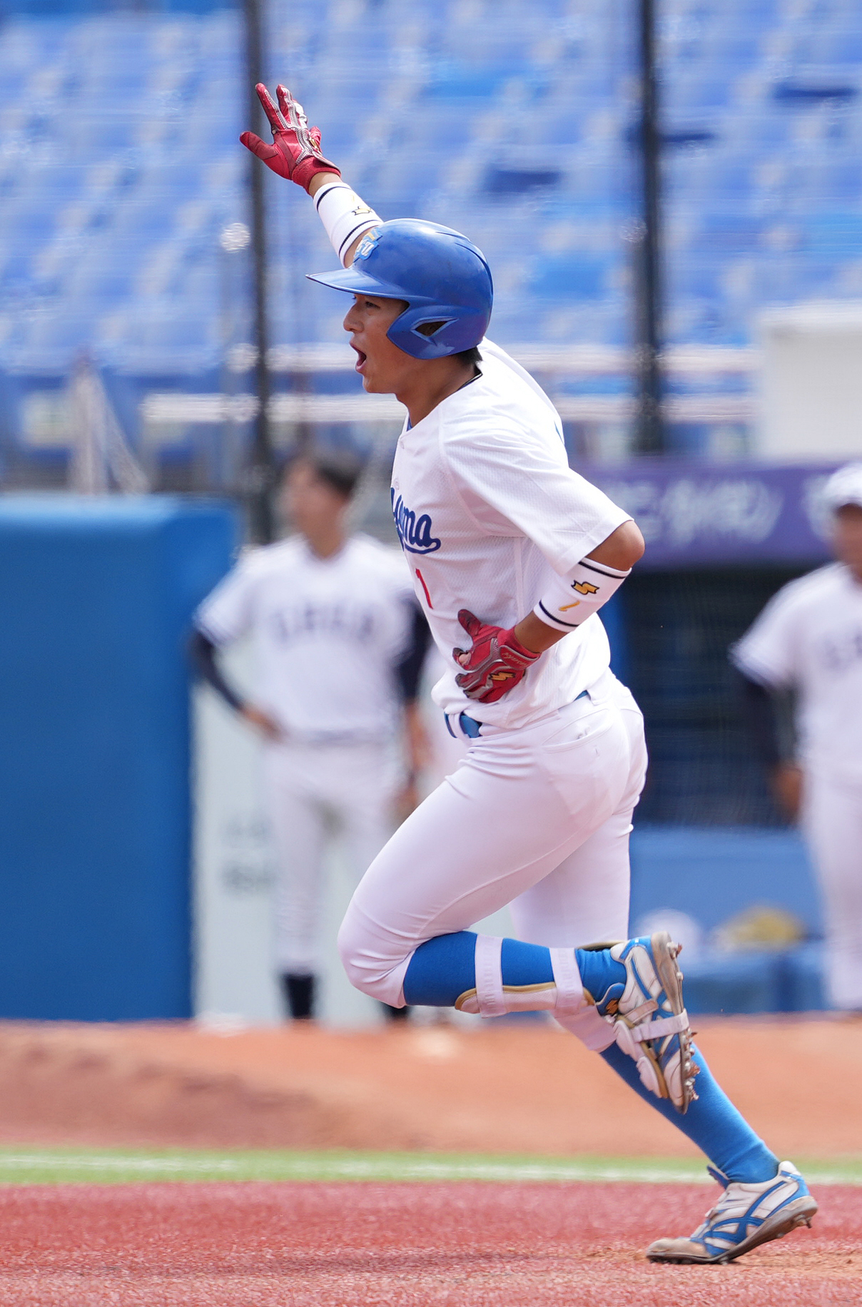 青学大対中大　4回表青学大2死一、三塁、左越え3点本塁打を放ちガッツポーズする佐々木（撮影・鈴木みどり）