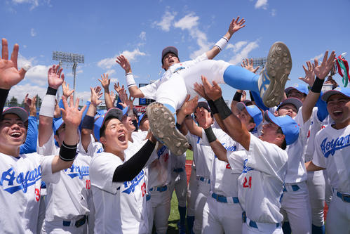 青学大対中大　優勝し、ナインから胴上げされる青学大・佐々木泰（撮影・鈴木みどり）
