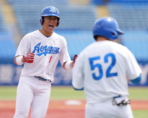 青学大対中大　4回表青学大2死一、三塁、左越え3点本塁打を放った佐々木は雄たけびを上げながらダイヤモンドをまわる（撮影・鈴木みどり）