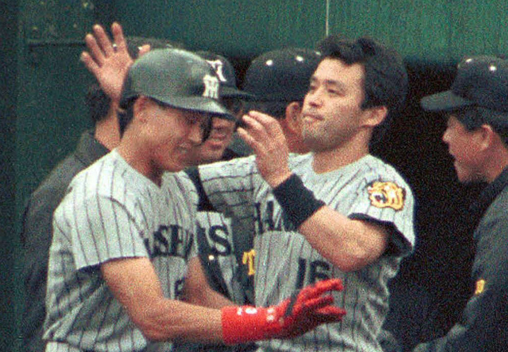 92年6月、大洋戦で本塁打を放ちベンチで岡田（右）の出迎えを受ける新庄
