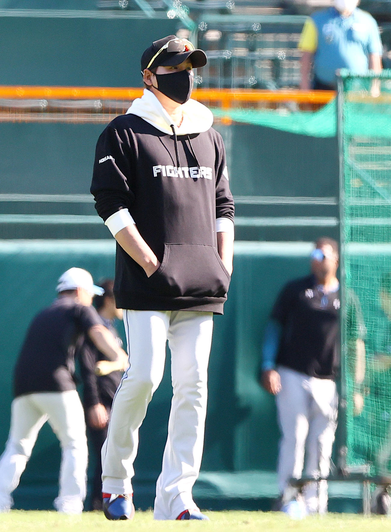 阪神対日本ハム　外野から練習を見つめる日本ハム新庄監督（撮影・上山淳一）