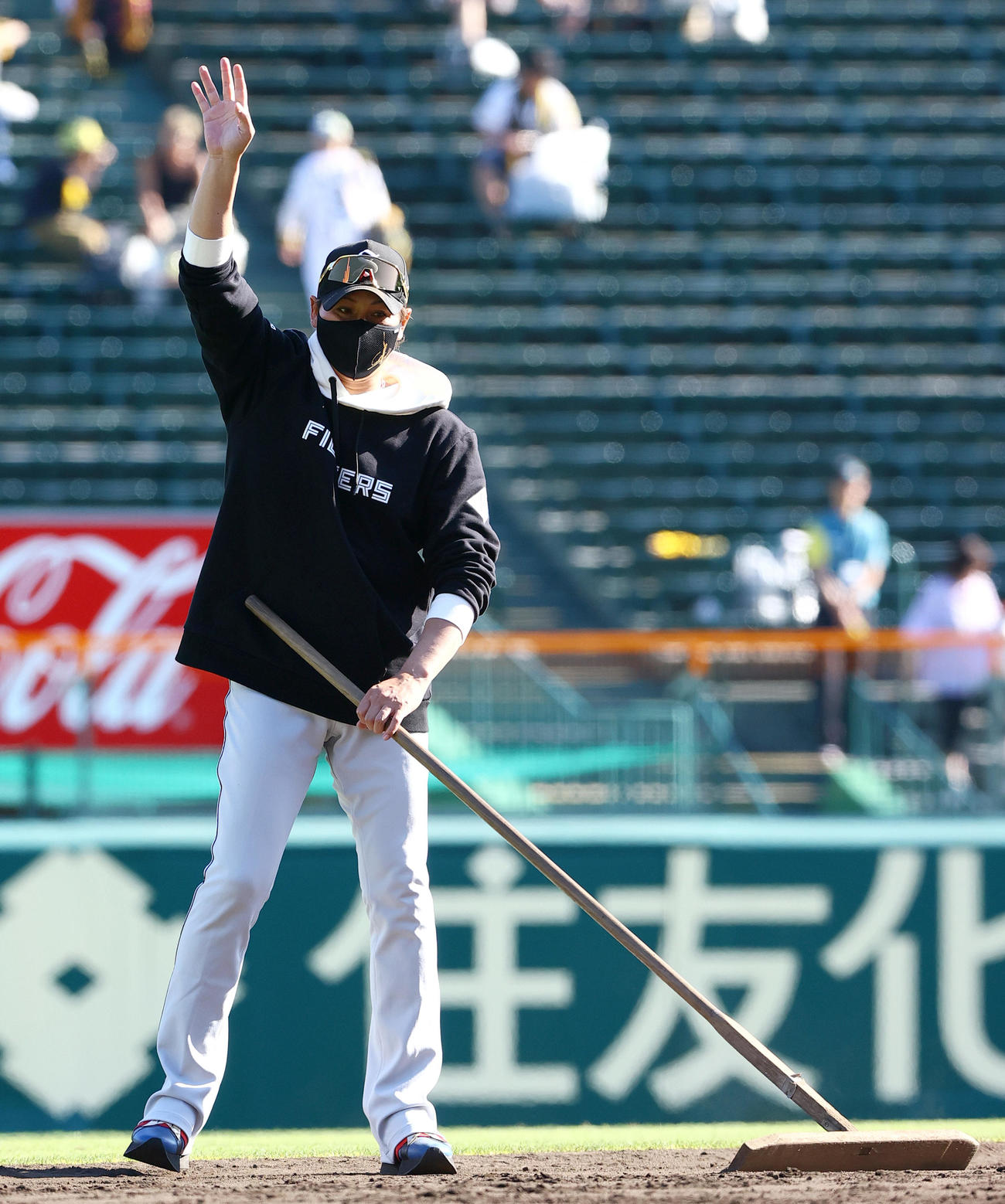 阪神対日本ハム　スタンドにファンに手を振る日本ハム新庄監督（撮影・上山淳一）