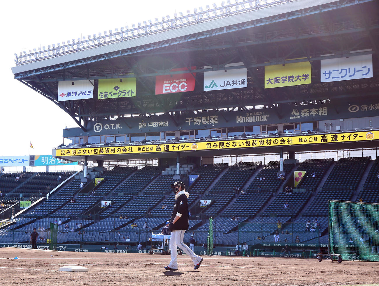 阪神対日本ハム　甲子園球場のグラウンドを歩く日本ハム新庄監督（撮影・上山淳一）