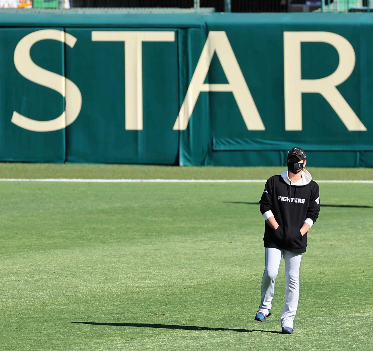 阪神対日本ハム　甲子園球場のセンター付近で練習を見守る新庄監督（撮影・上田博志）