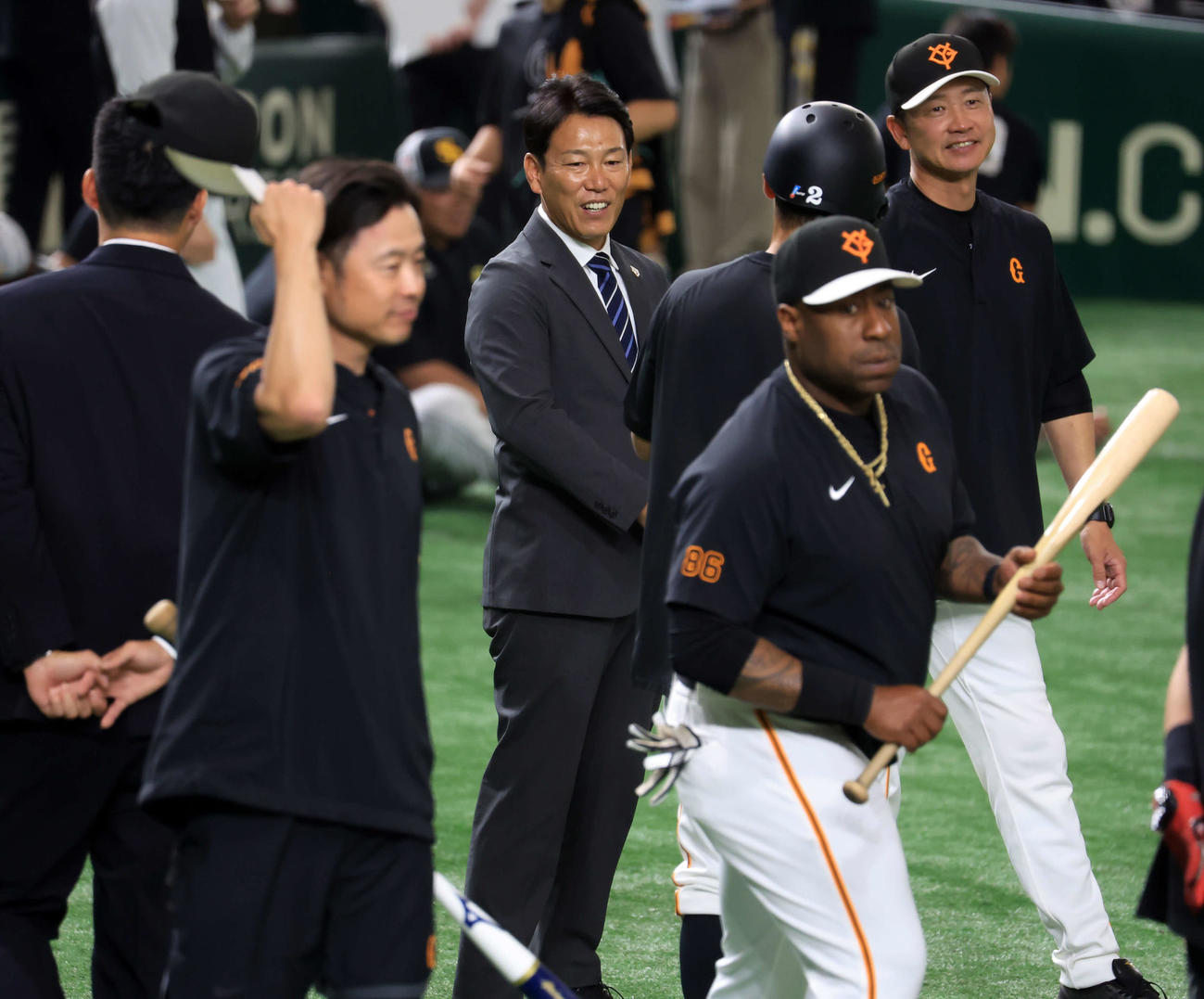 巨人対ソフトバンク　視察に訪れた侍ジャパンの井端監督（左）は巨人二岡ヘッドコーチ（右）らと話す（撮影・浅見桂子）