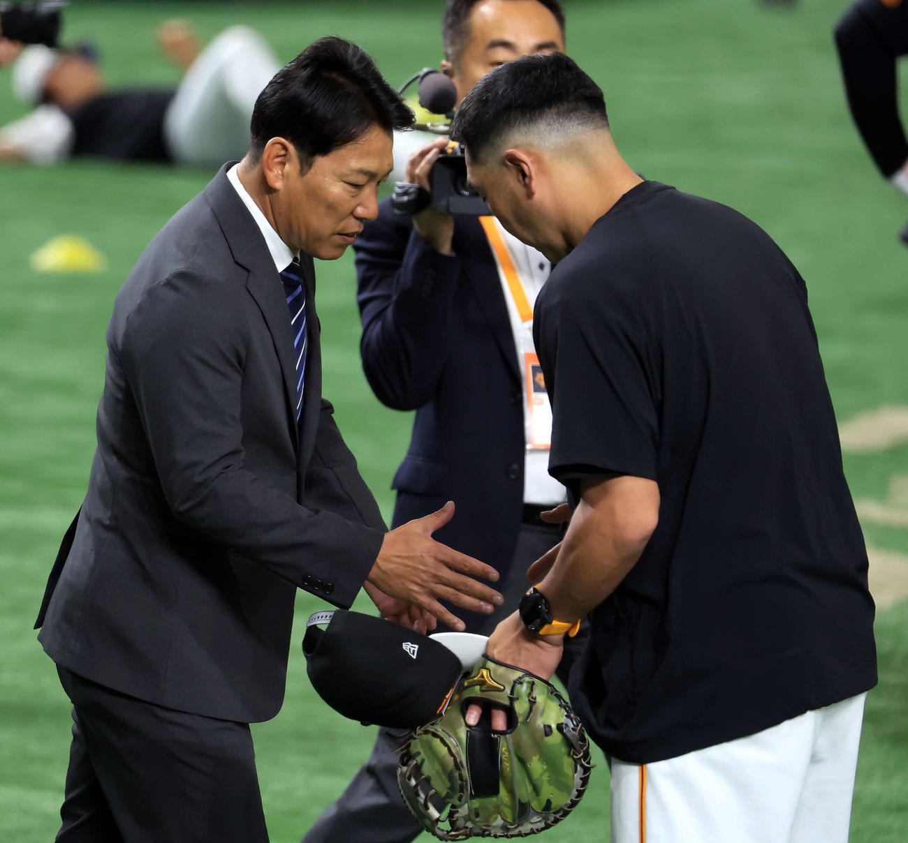 巨人対ソフトバンク　視察に訪れた侍ジャパンの井端監督（左）は巨人阿部監督と握手（撮影・浅見桂子）