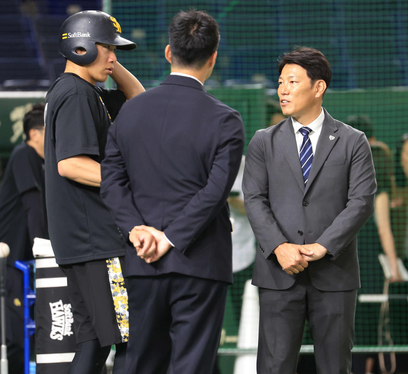 巨人対ソフトバンク　視察に訪れた侍ジャパンの井端監督（右）はソフトバンク柳田と話す（撮影・浅見桂子）