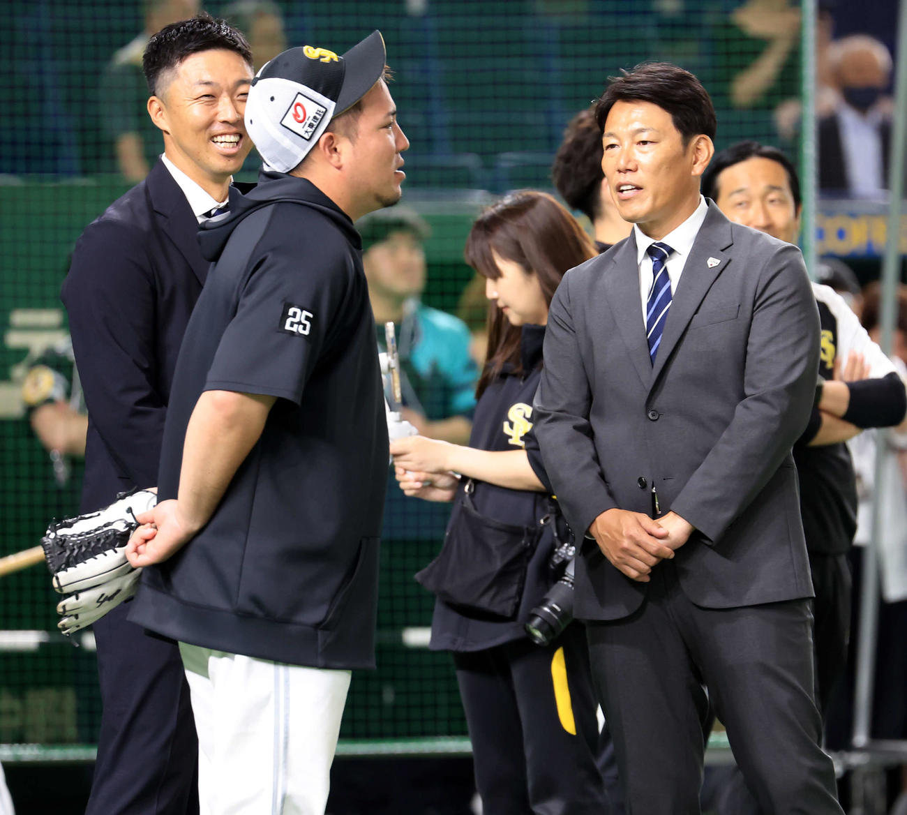 巨人対ソフトバンク　視察に訪れた侍ジャパンの井端監督（右）はソフトバンク山川と話す。左後方は吉見ヘッドコーチ（撮影・浅見桂子）