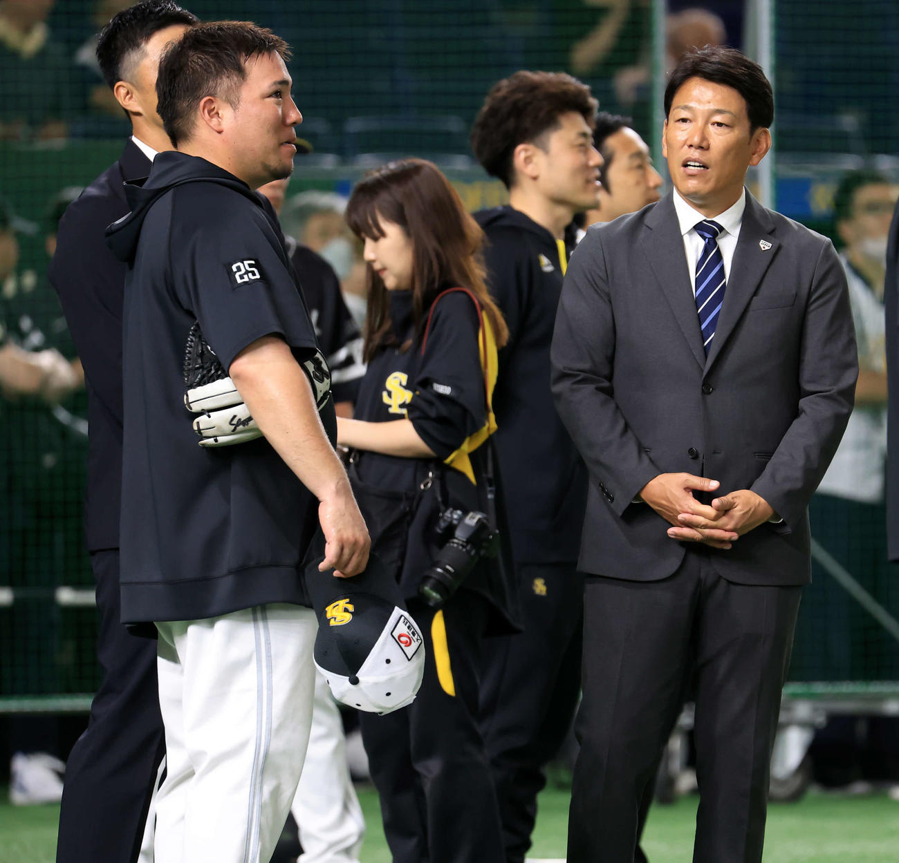 巨人対ソフトバンク　視察に訪れた侍ジャパンの井端監督（右）はソフトバンク山川と話す（撮影・浅見桂子）