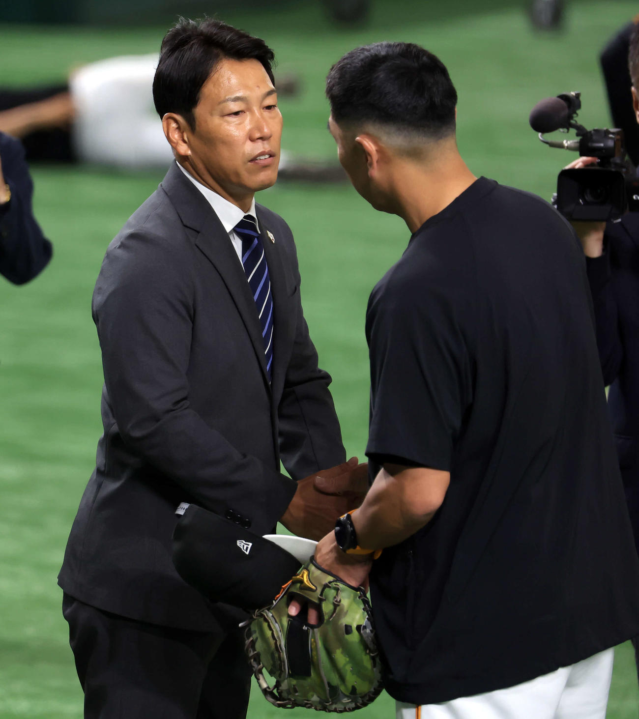 巨人対ソフトバンク　視察に訪れた侍ジャパンの井端監督（左）は巨人阿部監督と握手（撮影・浅見桂子）