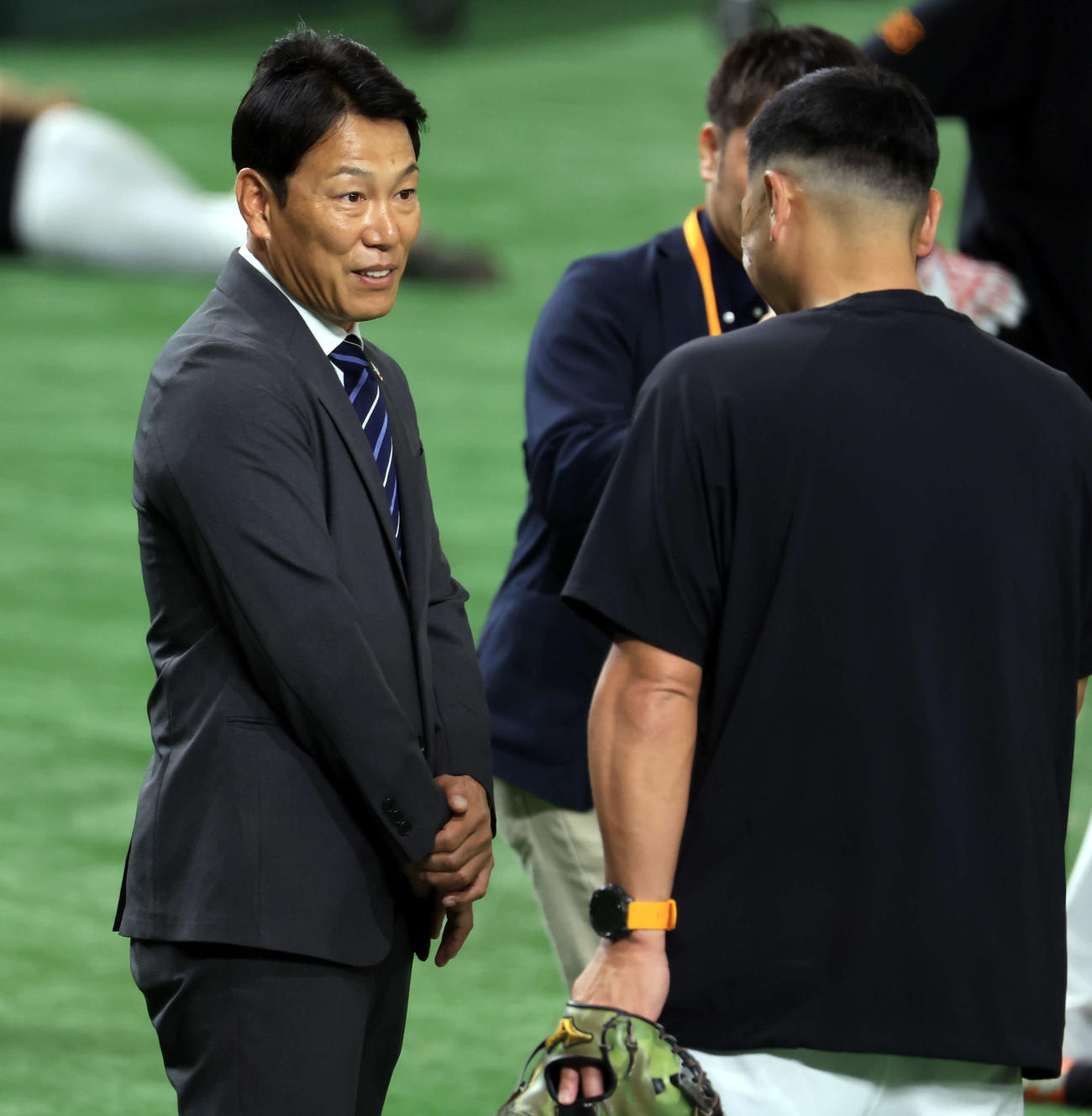 巨人対ソフトバンク　視察に訪れた侍ジャパンの井端監督（左）は巨人阿部監督と話す（撮影・浅見桂子）