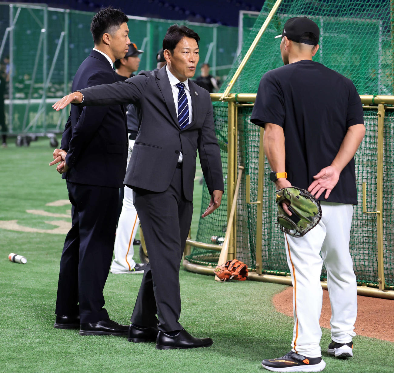 巨人対ソフトバンク　視察に訪れた侍ジャパンの井端監督（中央）は巨人阿部監督（右）と話す。左は吉見ヘッドコーチ（撮影・浅見桂子）