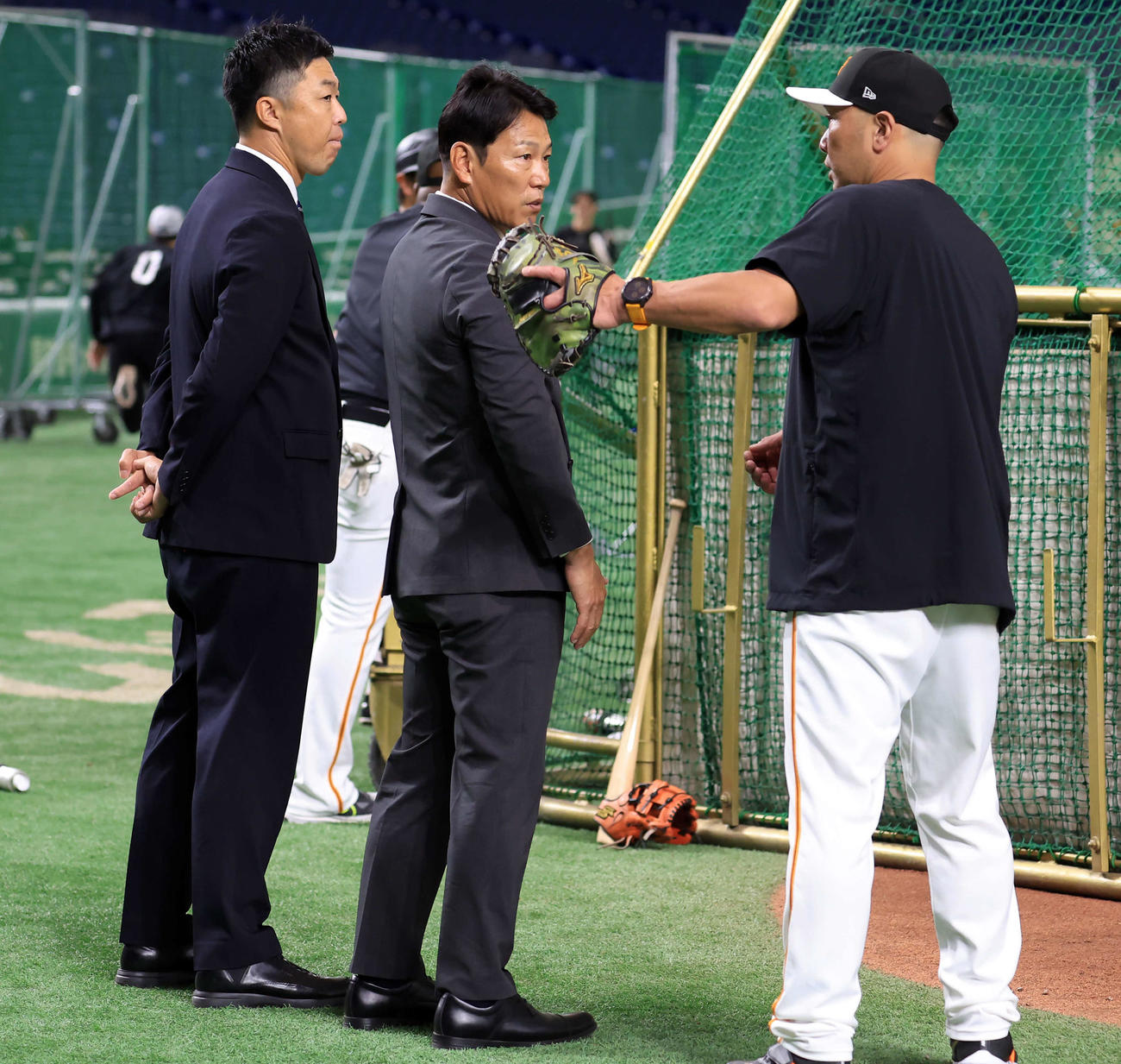 巨人対ソフトバンク　視察に訪れた侍ジャパンの井端監督（中央）は巨人阿部監督（右）と話す。左は吉見ヘッドコーチ（撮影・浅見桂子）