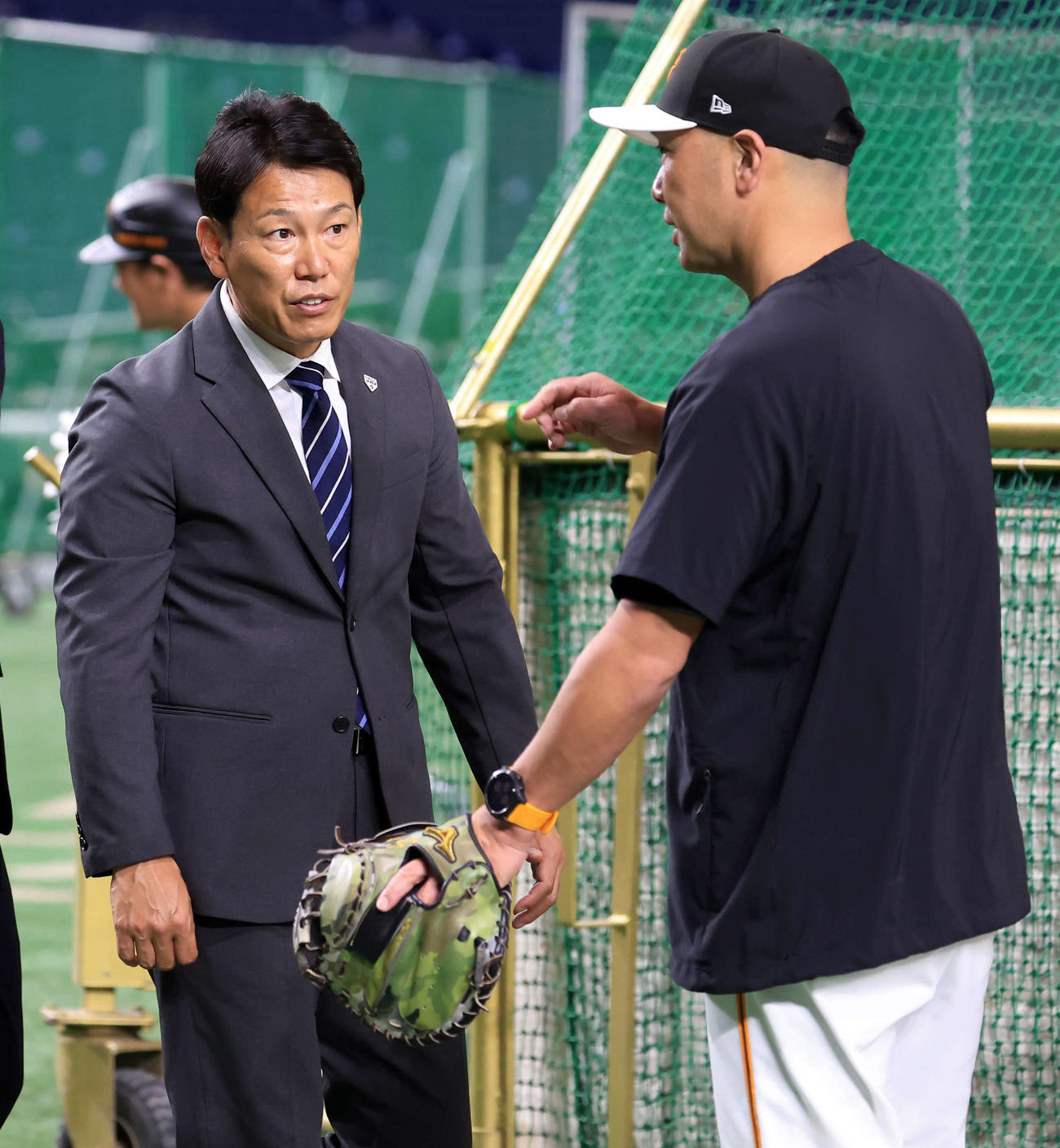巨人対ソフトバンク　視察に訪れた侍ジャパンの井端監督（左）は巨人阿部監督と話す（撮影・浅見桂子）